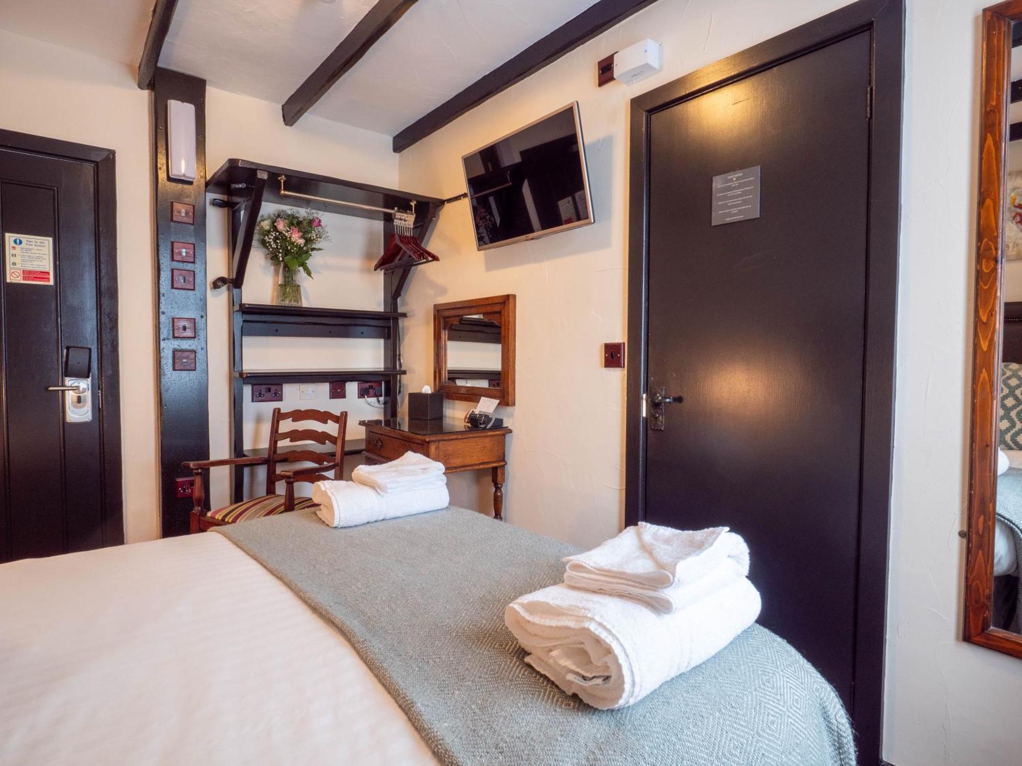 The Black Boy Inn เคอร์นาวอน ภายนอก รูปภาพ